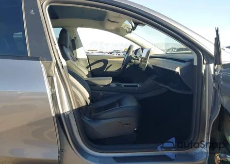 2024 Tesla Model Y Long Range Dual Motor All-Wheel Drive z USA, uszkodzony, nr VIN 7SAYGDEEXRA293446